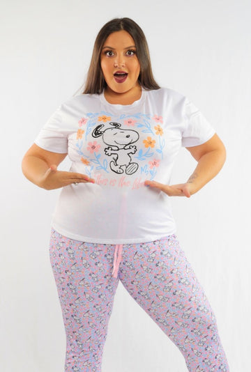 Pijama pantalón con playera manga corta de Snoopy floreado.
