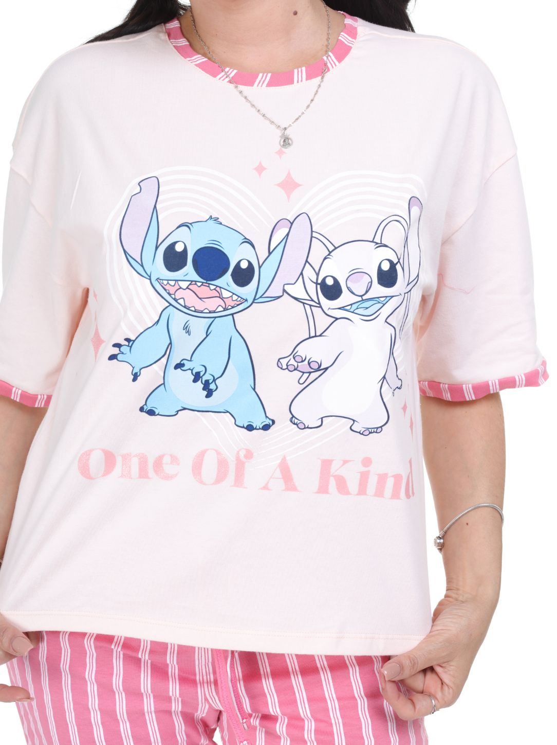 Pijama pantalón rojo de rayas  y camisa manga corta stitch blanca