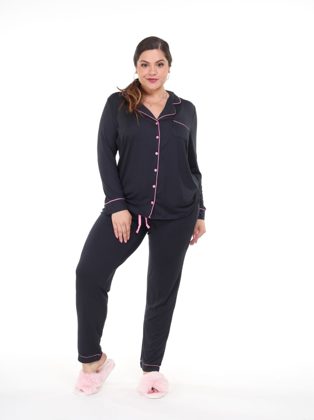 Pijama pantalón y camisa manga larga con botones negro línea rosa