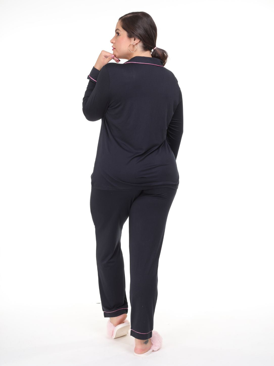 Pijama pantalón y camisa manga larga con botones negro línea rosa