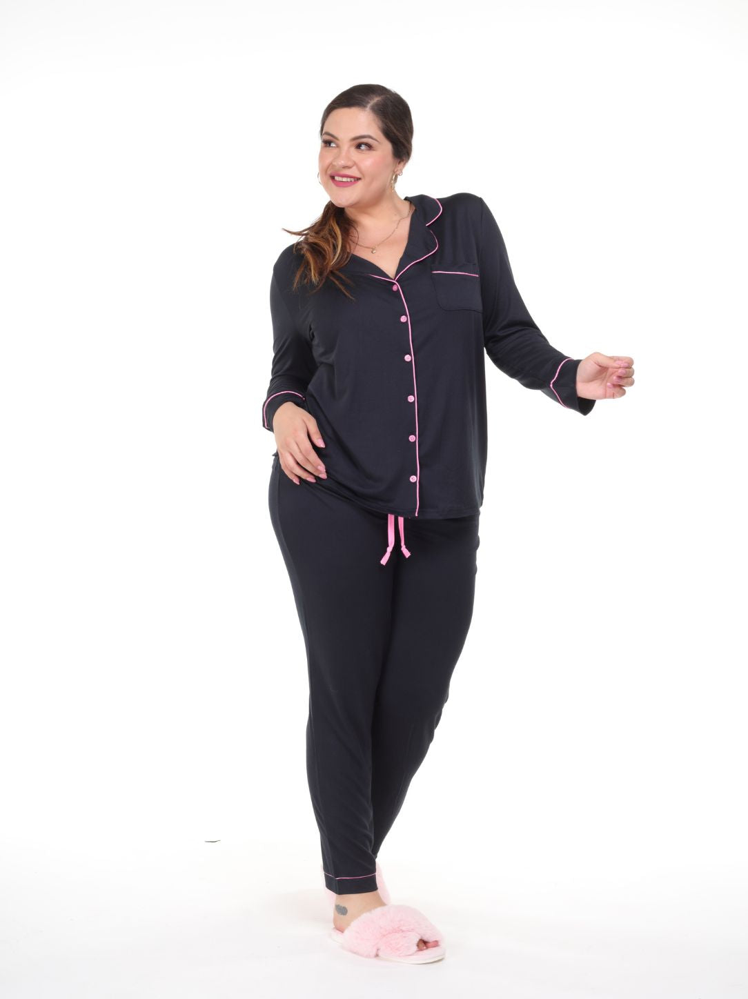 Pijama pantalón y camisa manga larga con botones negro línea rosa