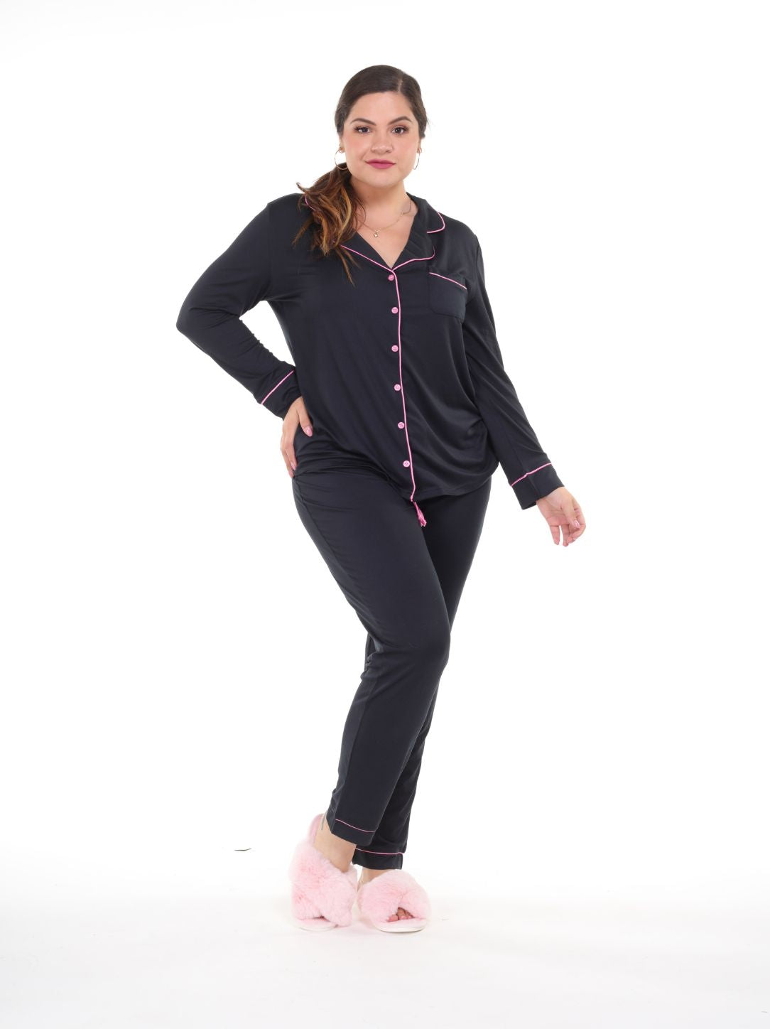 Pijama pantalón y camisa manga larga con botones negro línea rosa