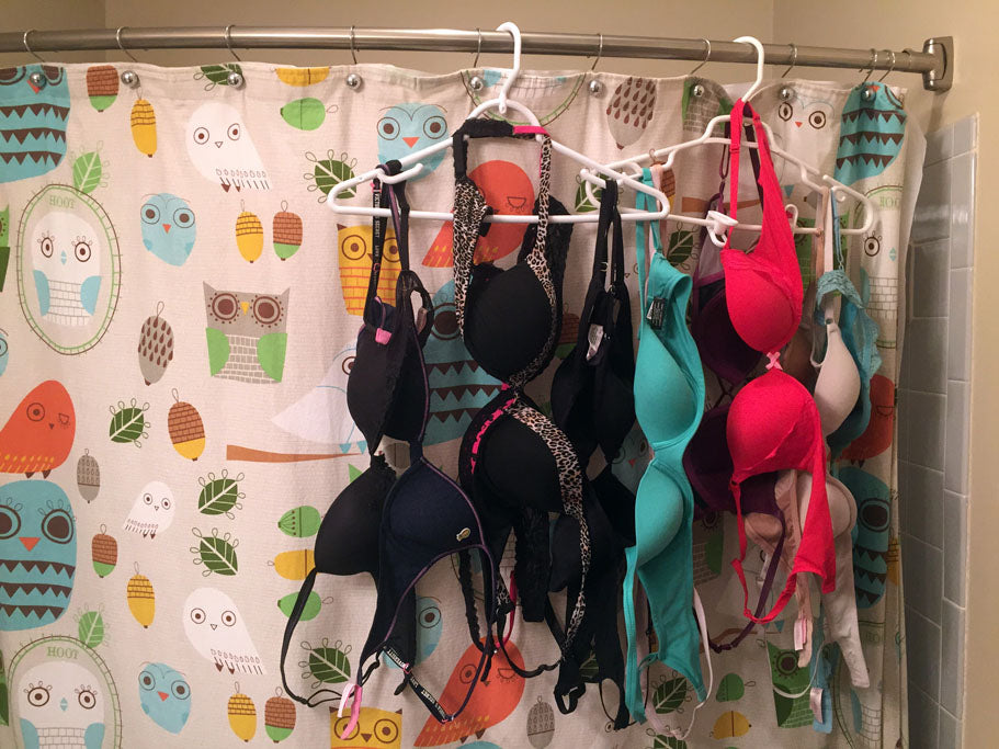 Foto de brasieres colgados secandose