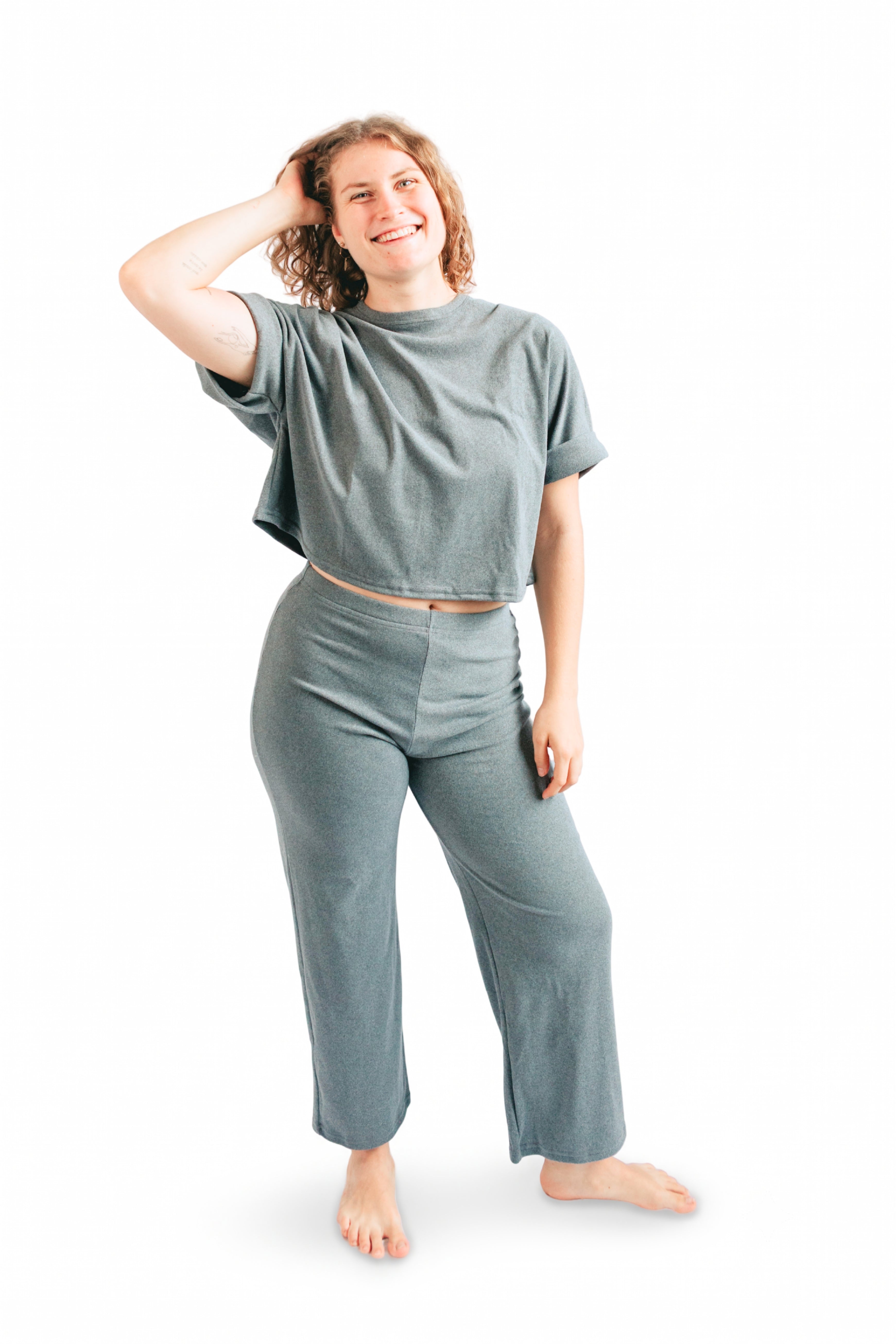 Pijama pantalón y camisa crop top gris