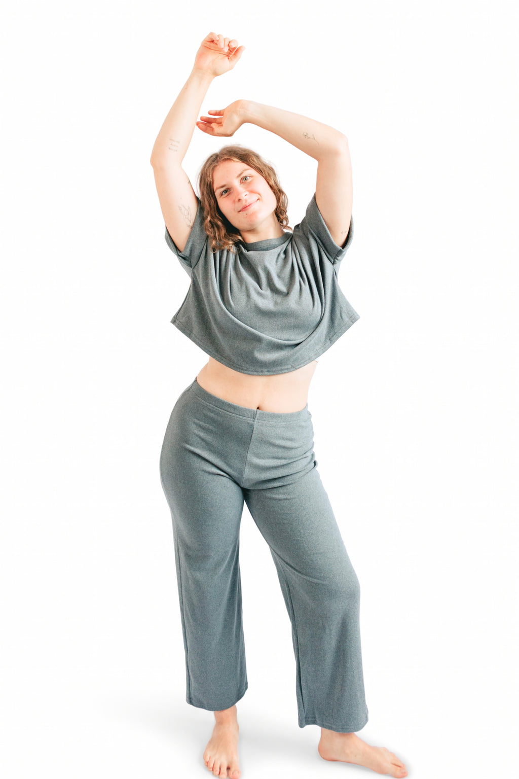 Pijama pantalón y camisa crop top gris