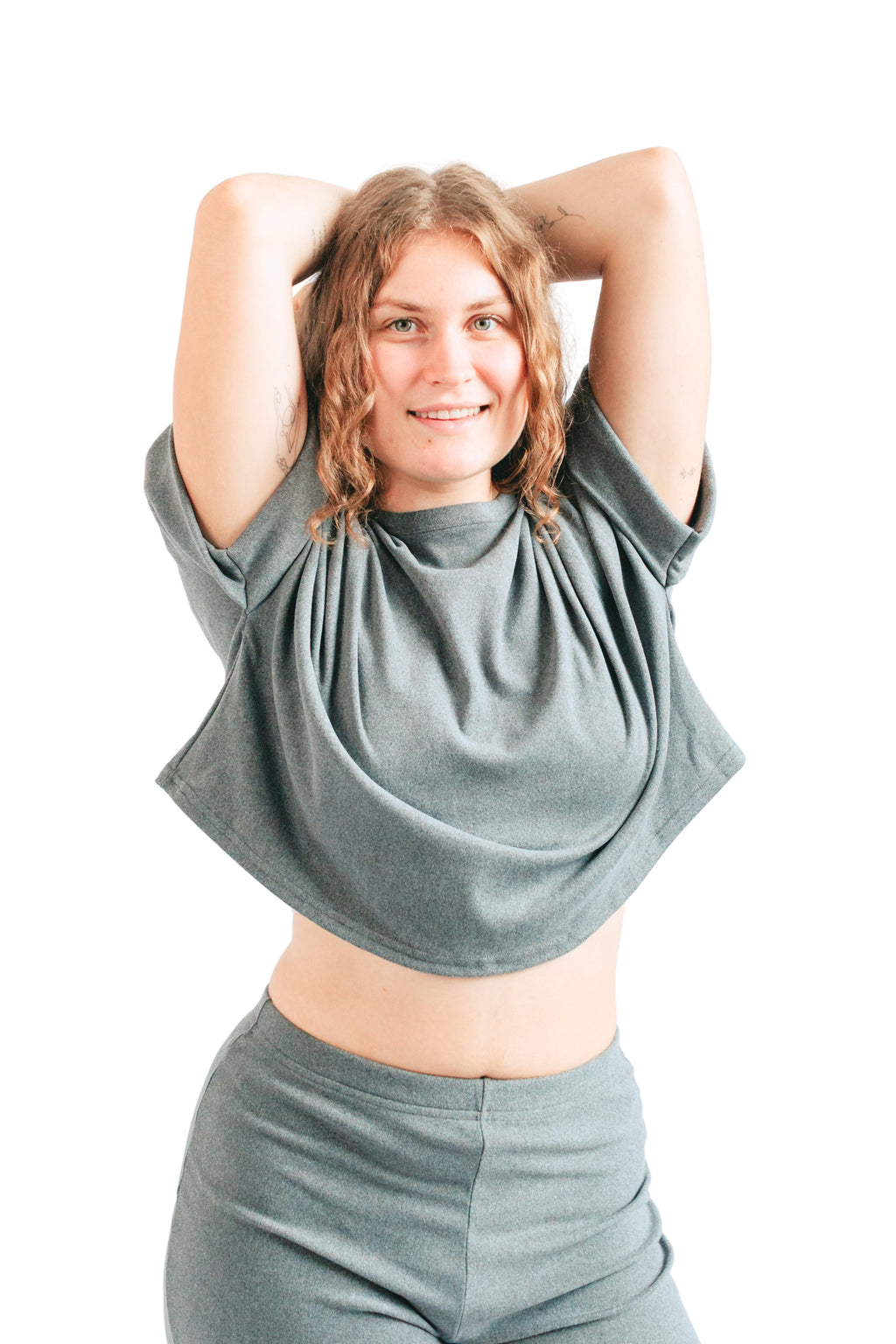 Pijama pantalón y camisa crop top gris