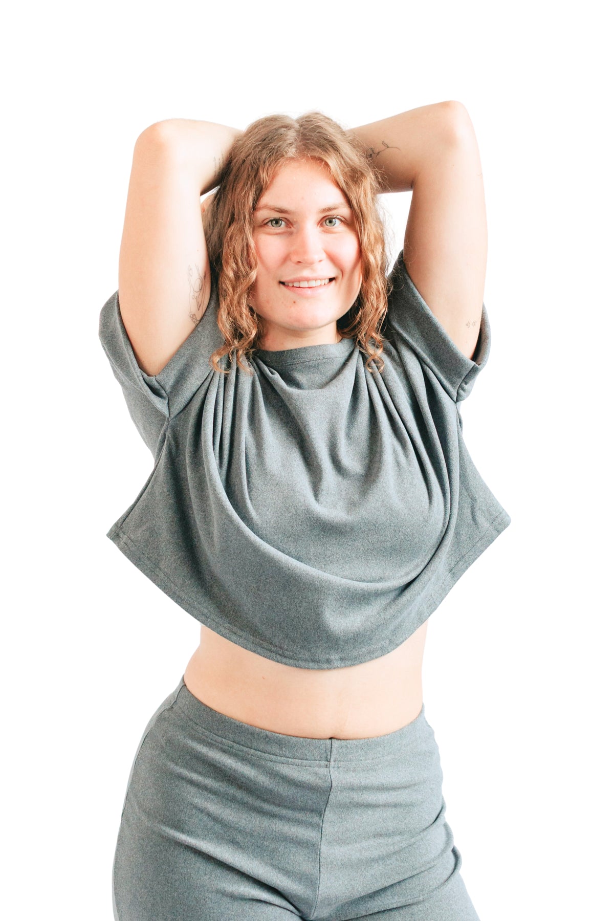 Pijama pantalón y camisa crop top gris