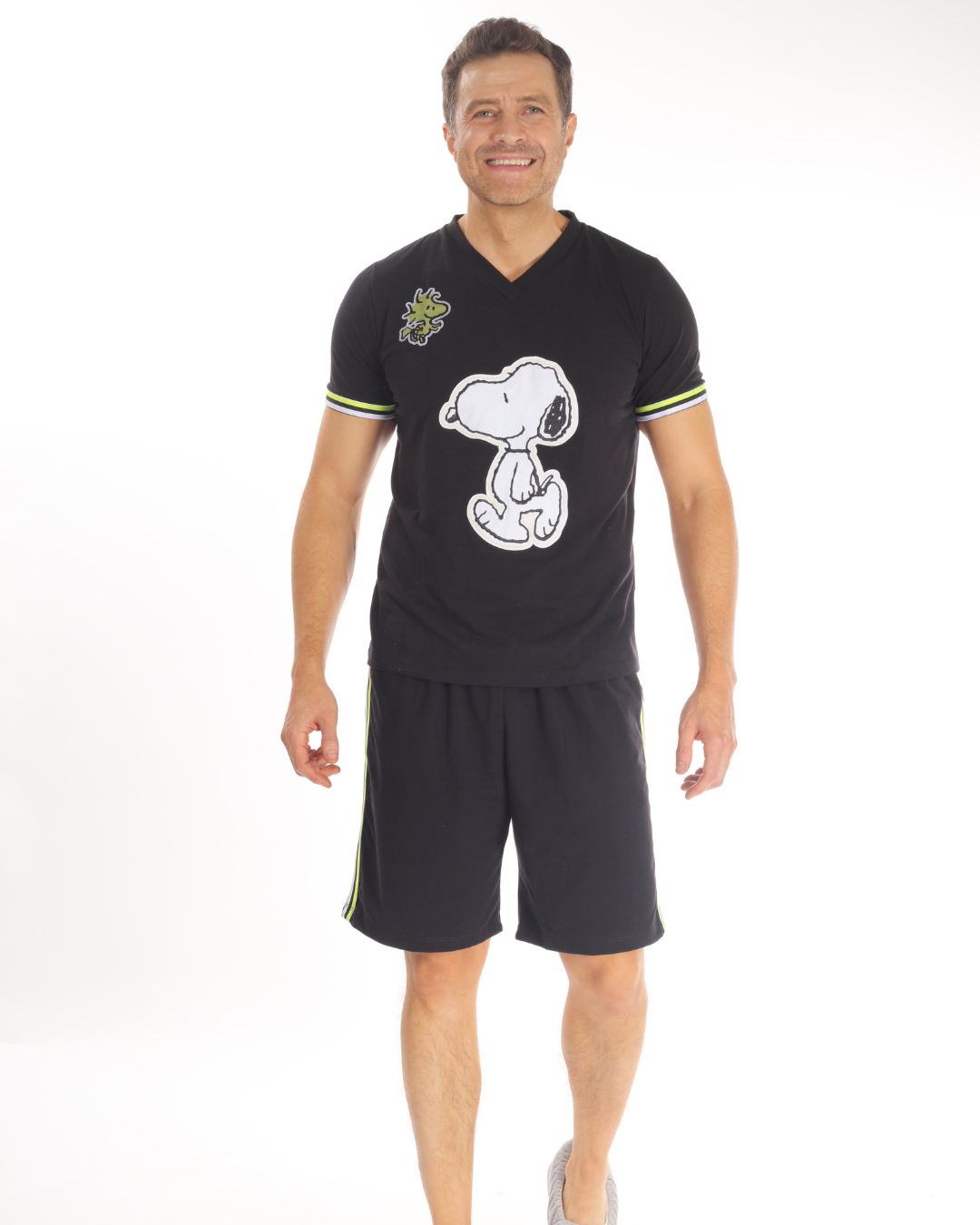 Pijama de hombre short y playera de manga corta negro con amarillo de snoopy