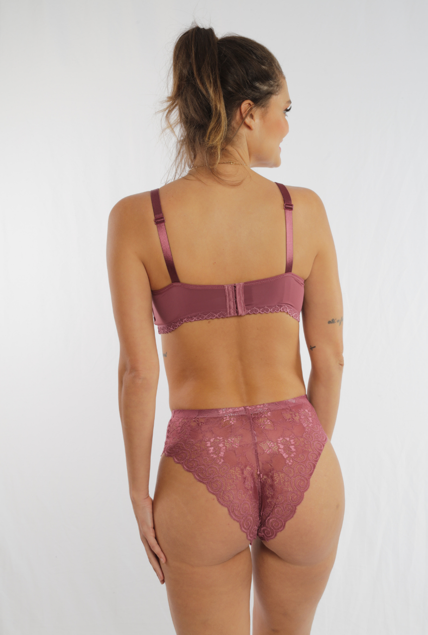 Coordinado brasier copa triangular y detalles de encaje con calzón de encaje.