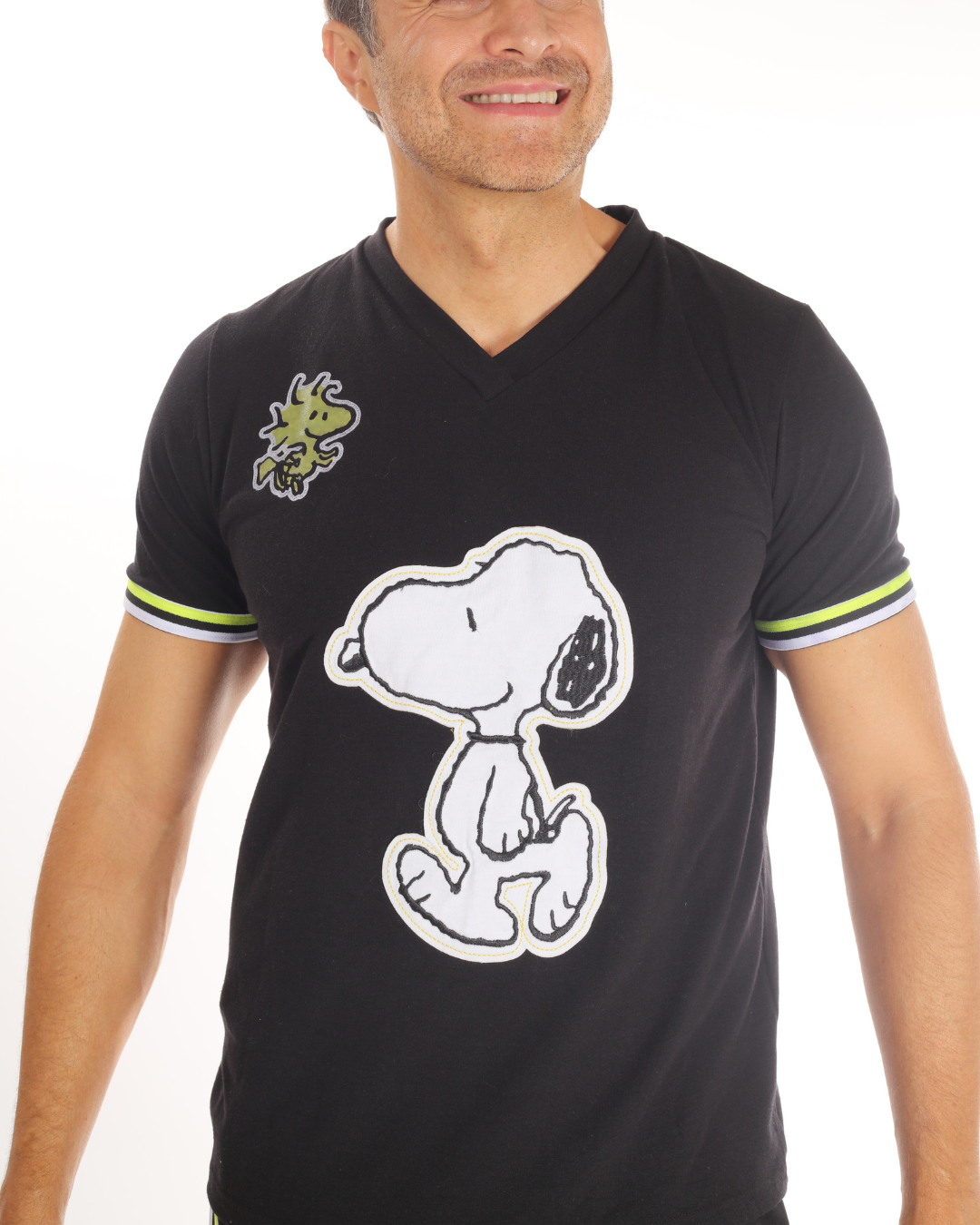 Pijama de hombre short y playera de manga corta negro con amarillo de snoopy