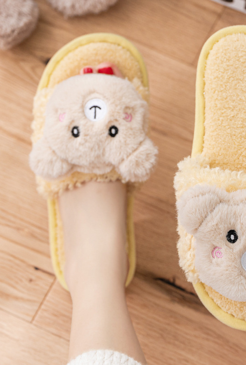 Set de pantuflas tipo sandalia con osito de peluche amarillo