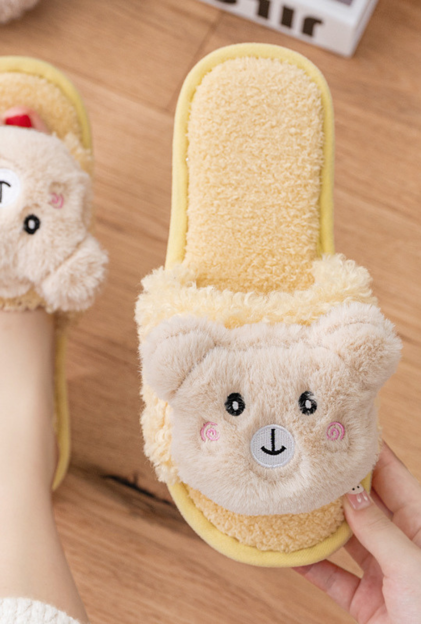 Set de pantuflas tipo sandalia con osito de peluche amarillo