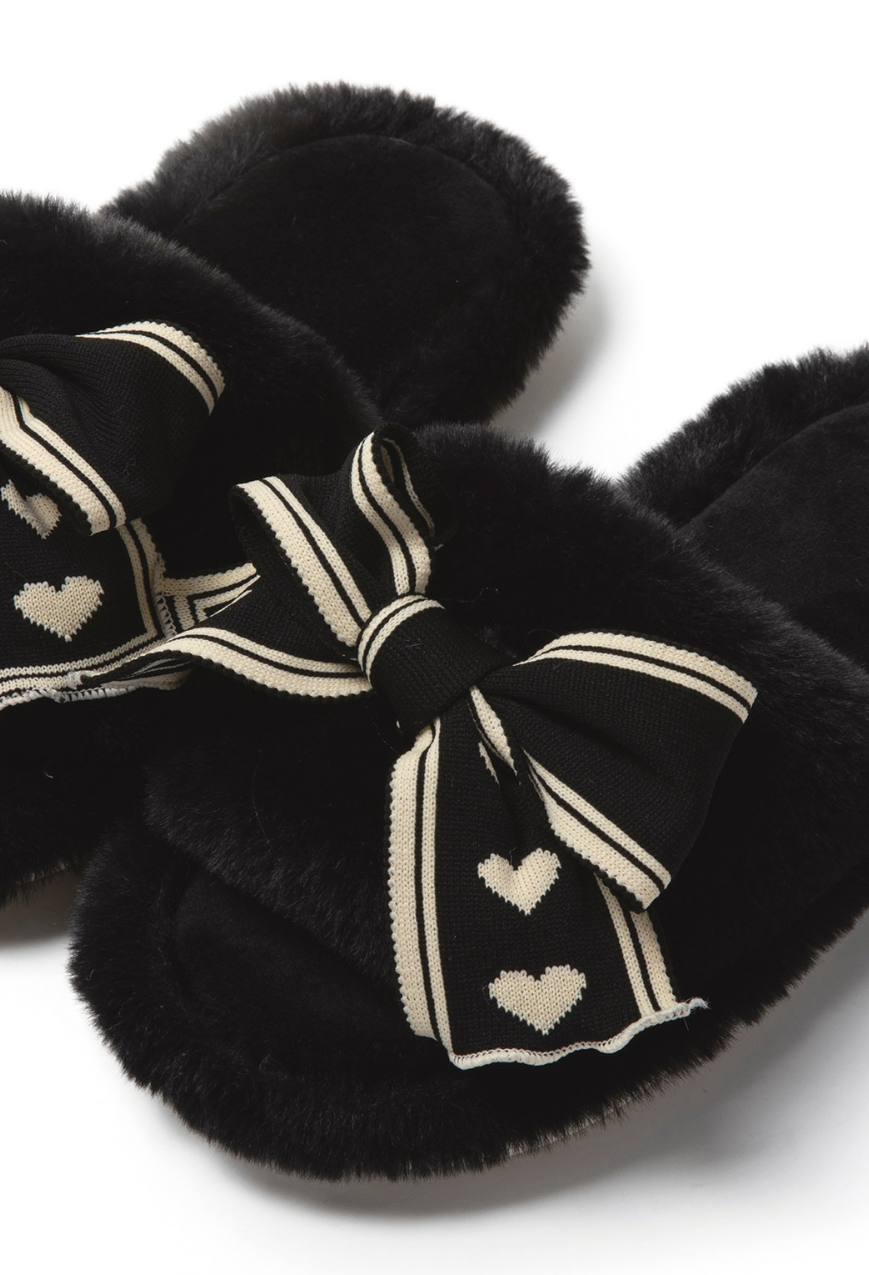 Set de pantuflas con moño negro.