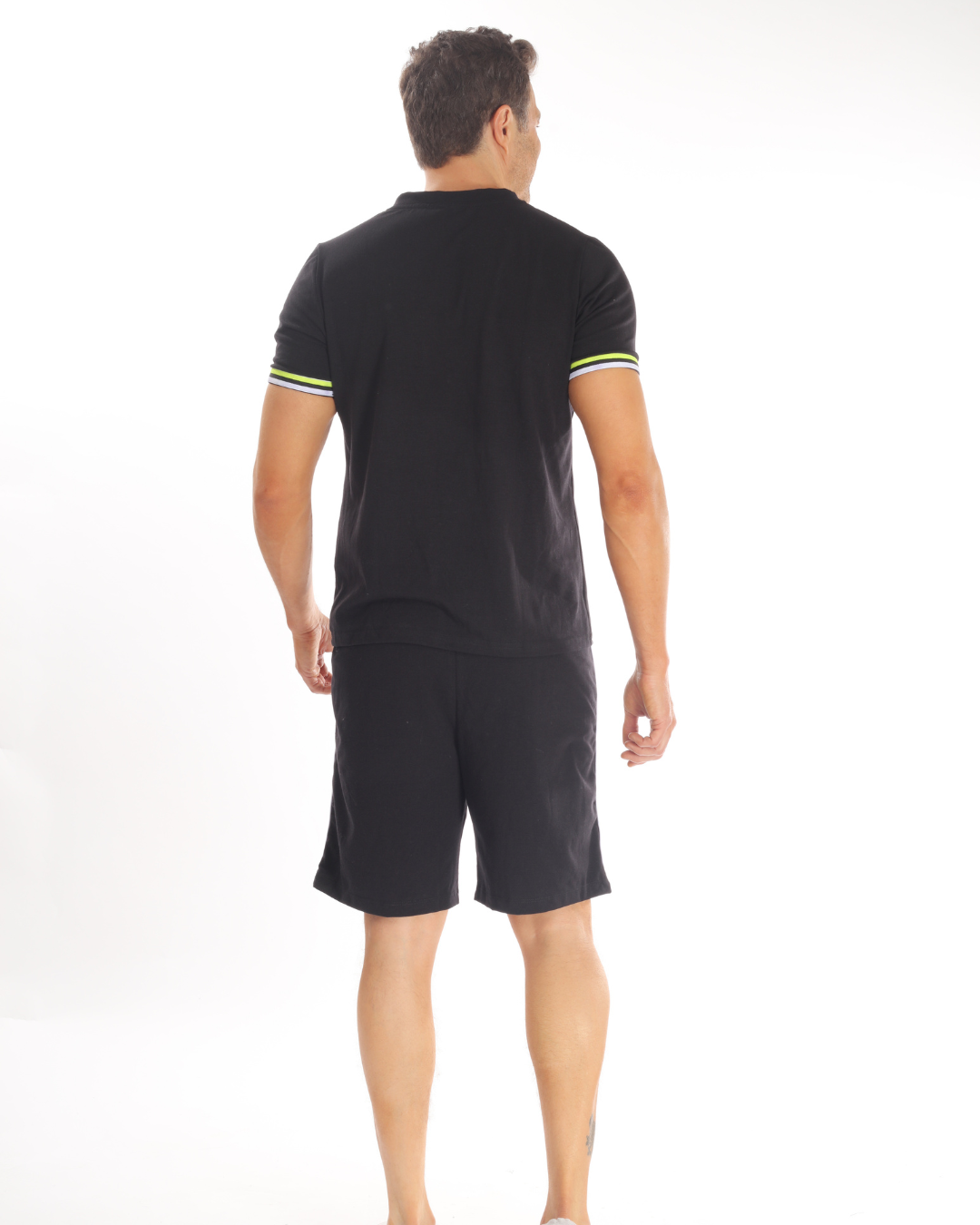 Pijama de hombre short y playera de manga corta negro con amarillo de snoopy