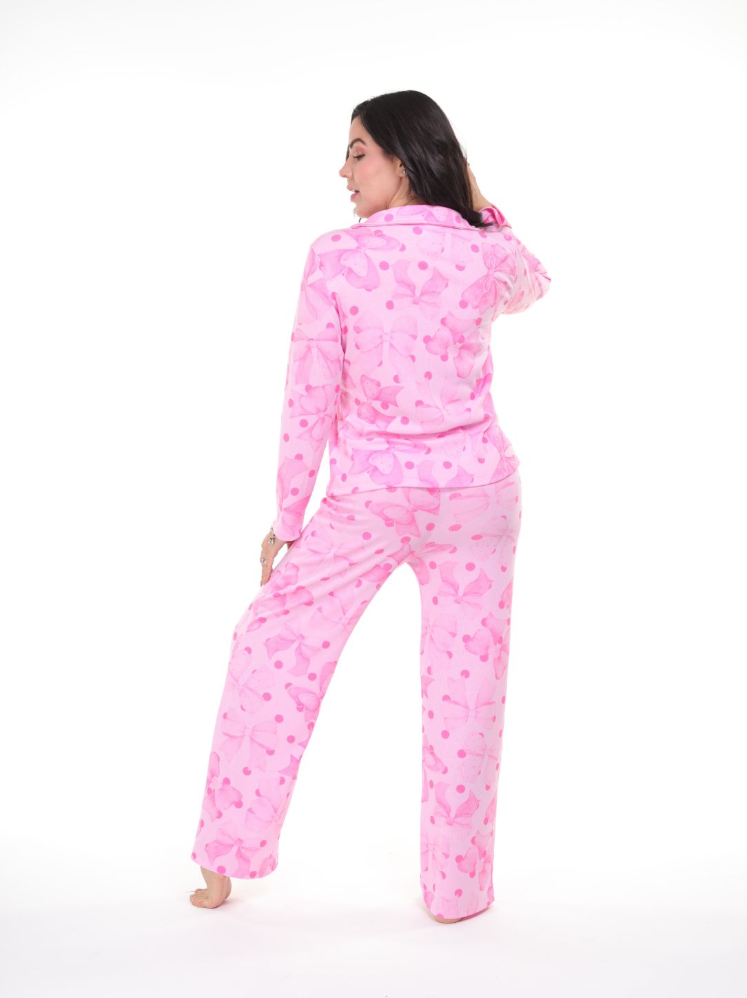 Pijama pantalón y camisa manga larga con botones moños rosa