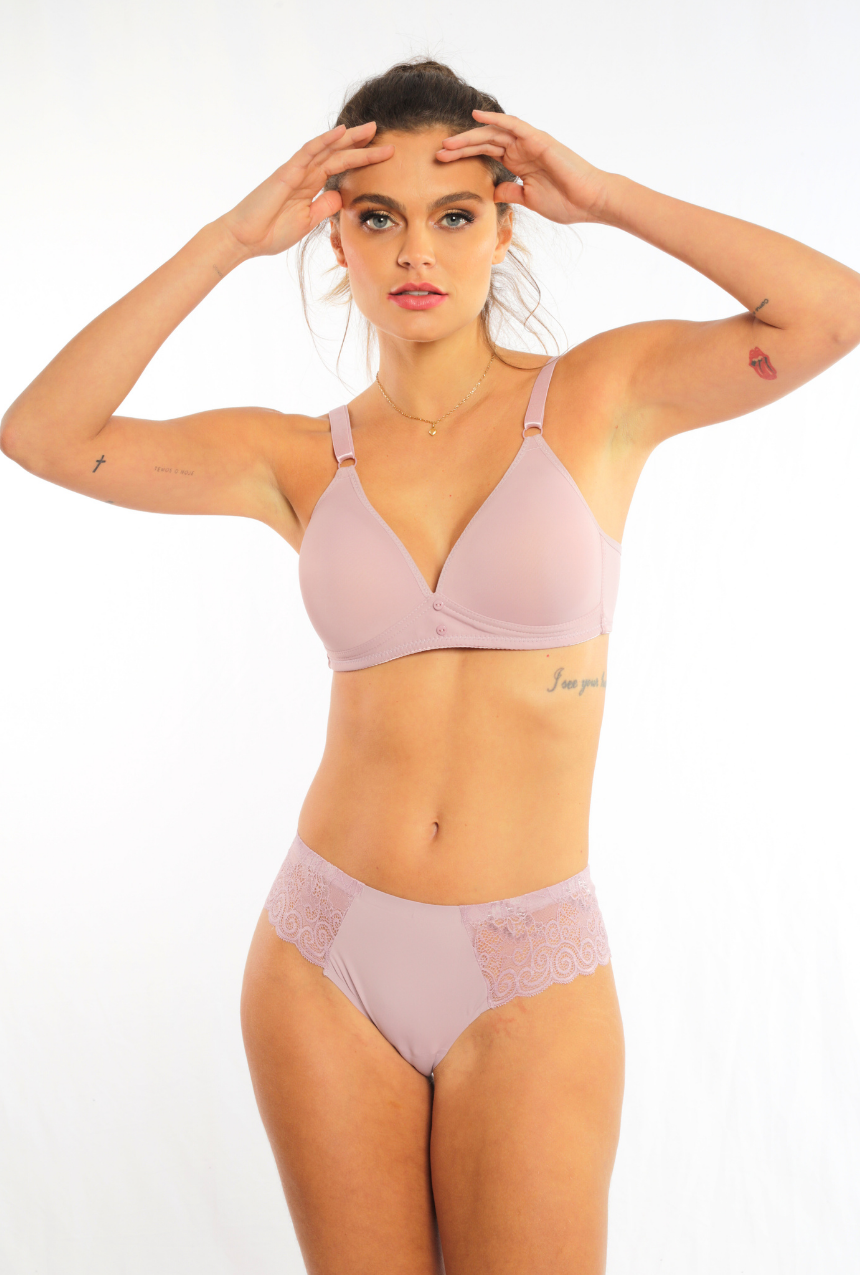 Coordinado brasier copa triangular  con calzón tipo bikini de encaje.