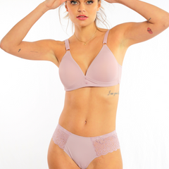 Coordinado brasier copa triangular  con calzón tipo bikini de encaje.