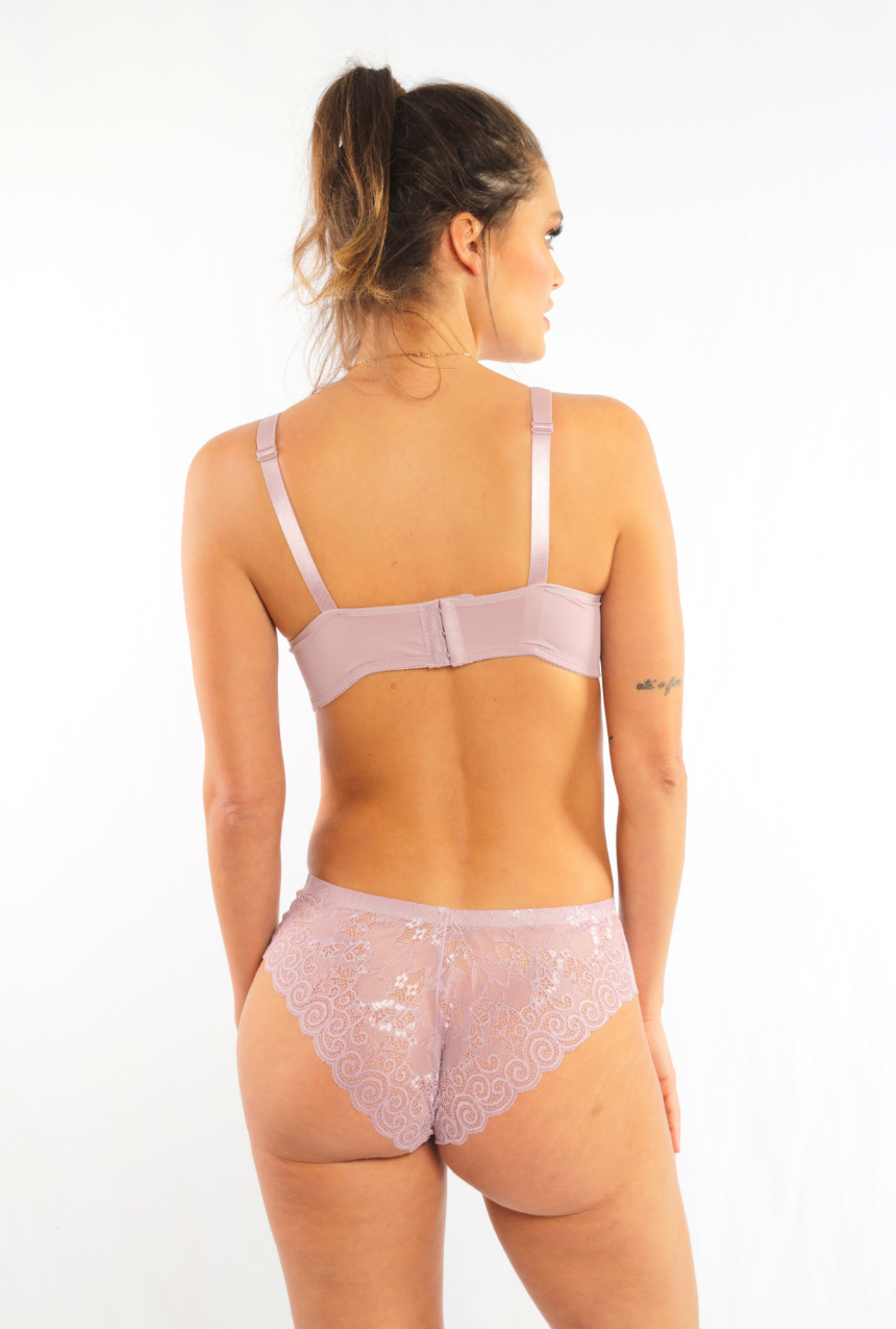 Coordinado brasier copa triangular  con calzón tipo bikini de encaje.