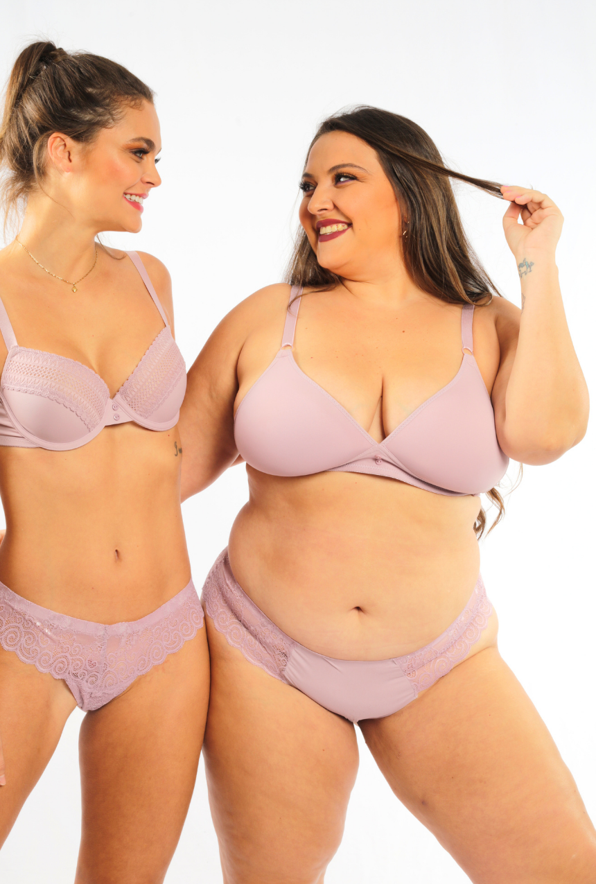 Coordinado brasier copa triangular  con calzón tipo bikini de encaje.