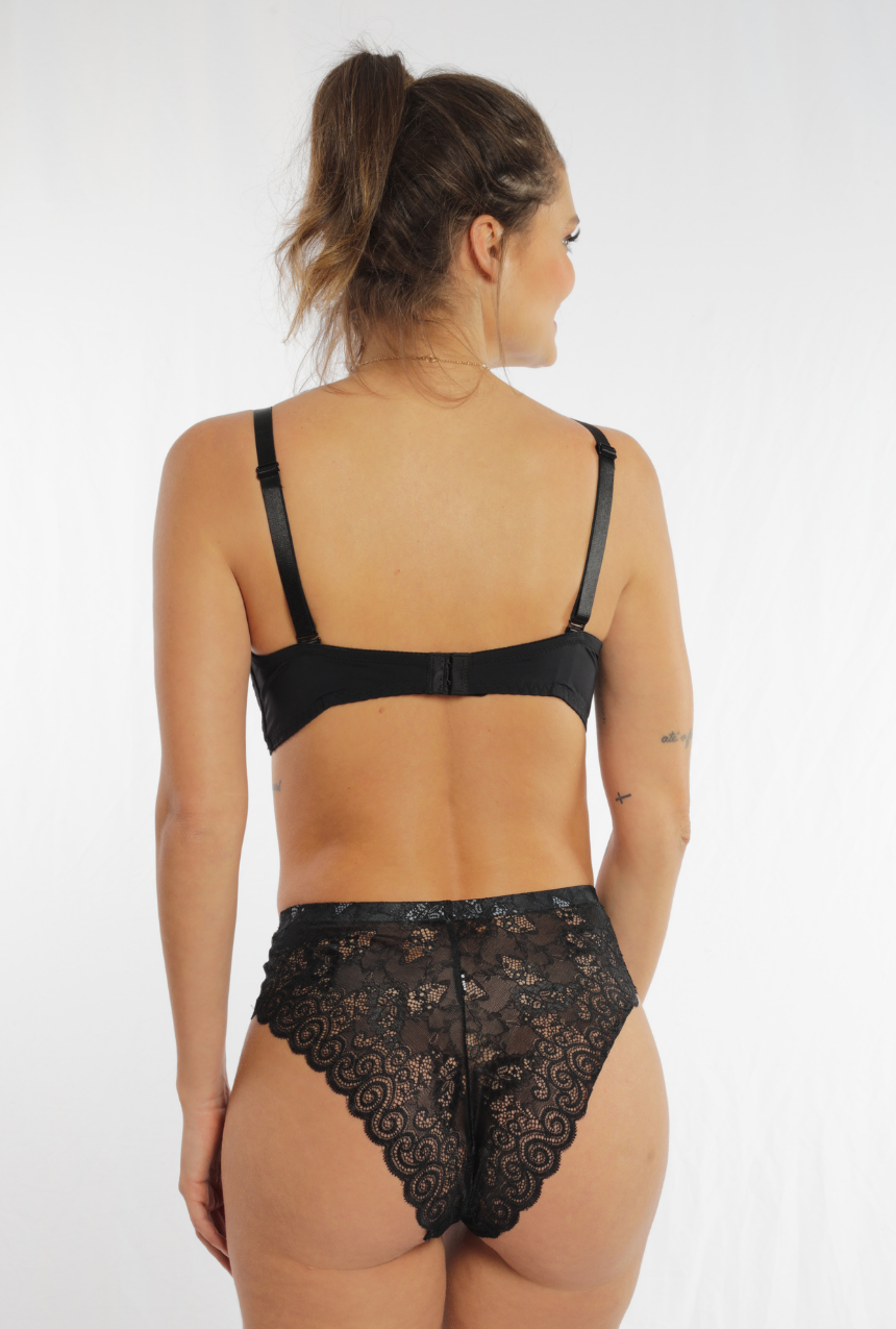 Coordinado brasier copa strapless de tirantes removibles calzón de encaje.