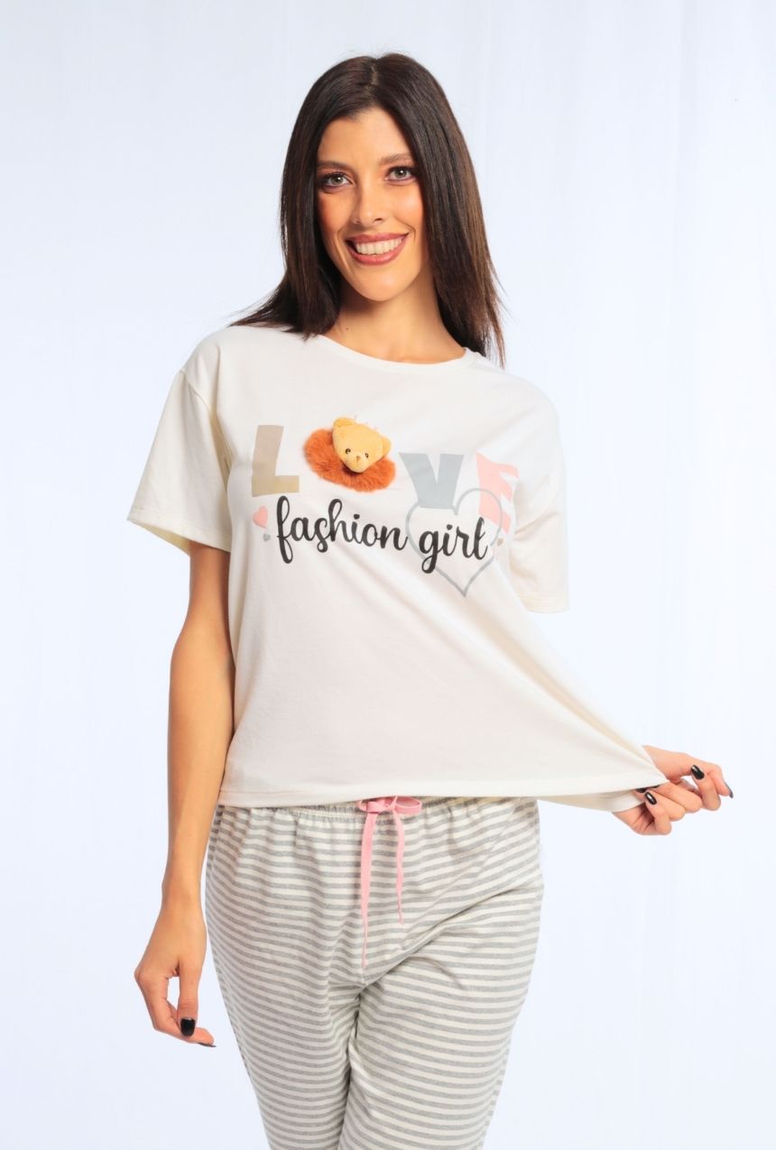 Pijama pantalón con playera manga corta con aplicación de osito con peluche.