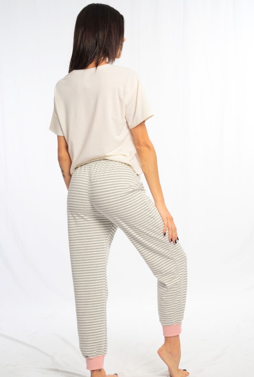 Pijama pantalón con playera manga corta con aplicación de osito con peluche.