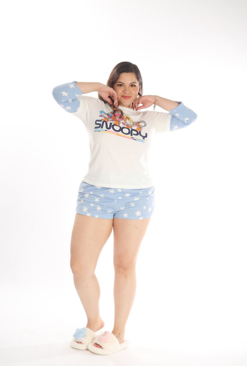 Descubre el equilibrio perfecto entre comodidad y estilo con la pijama short azul con estrellas de Snoopy. Su diseño fresco y encantador, adornado con estrellas y el icónico personaje Snoopy, te acompañará en tus noches de descanso o días relajados en casa. Fabricada con materiales suaves y transpirables, esta pijama es perfecta para dormir cómodamente o simplemente disfrutar de momentos de tranquilidad. Una opción divertida y funcional para quienes aman los detalles únicos.