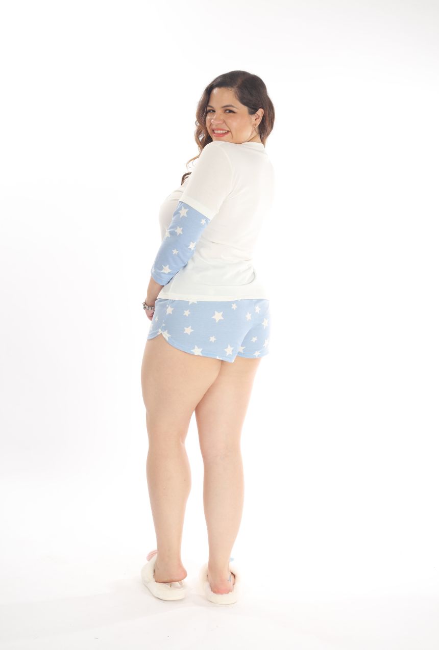 Descubre el equilibrio perfecto entre comodidad y estilo con la pijama short azul con estrellas de Snoopy. Su diseño fresco y encantador, adornado con estrellas y el icónico personaje Snoopy, te acompañará en tus noches de descanso o días relajados en casa. Fabricada con materiales suaves y transpirables, esta pijama es perfecta para dormir cómodamente o simplemente disfrutar de momentos de tranquilidad. Una opción divertida y funcional para quienes aman los detalles únicos.