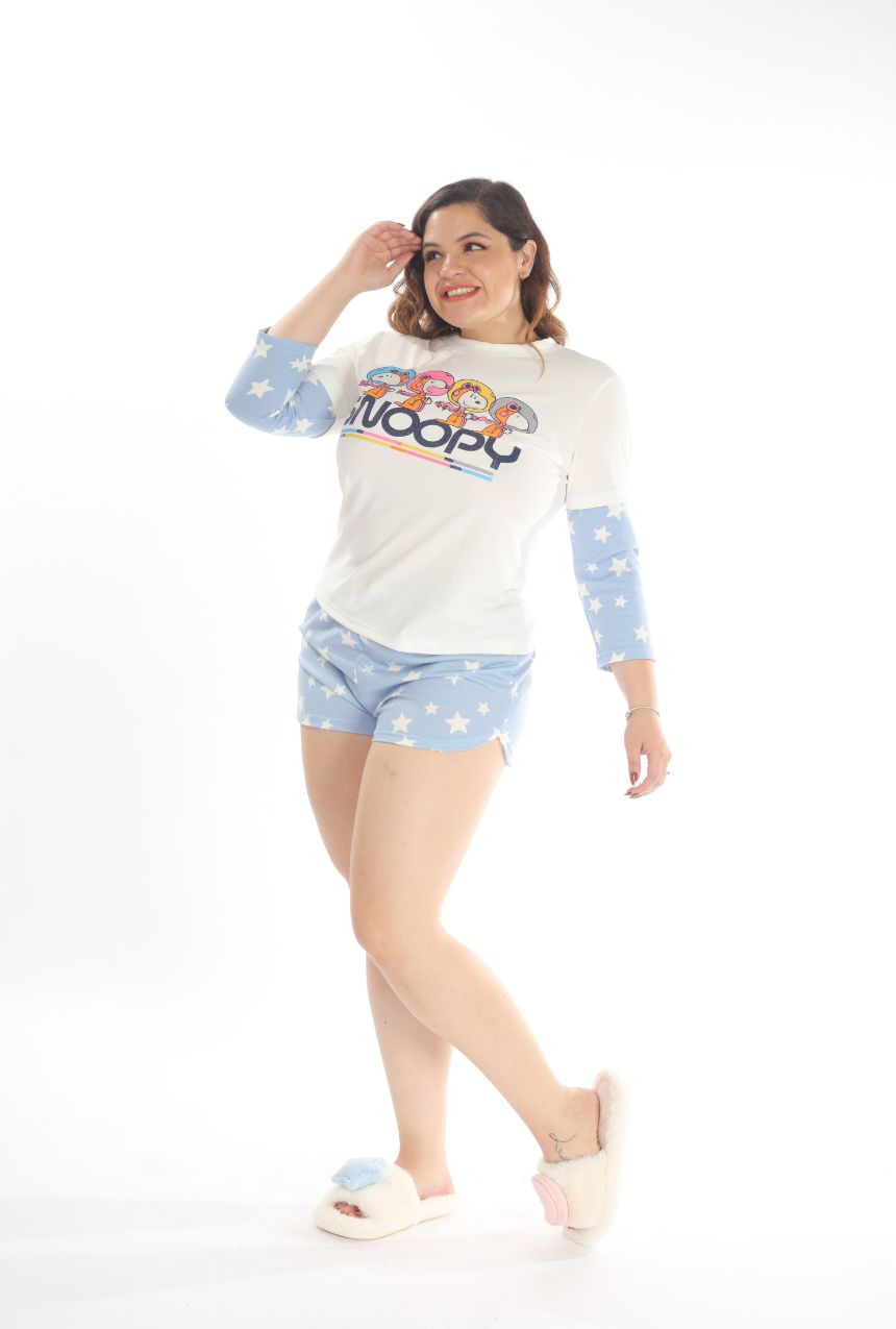 Descubre el equilibrio perfecto entre comodidad y estilo con la pijama short azul con estrellas de Snoopy. Su diseño fresco y encantador, adornado con estrellas y el icónico personaje Snoopy, te acompañará en tus noches de descanso o días relajados en casa. Fabricada con materiales suaves y transpirables, esta pijama es perfecta para dormir cómodamente o simplemente disfrutar de momentos de tranquilidad. Una opción divertida y funcional para quienes aman los detalles únicos.