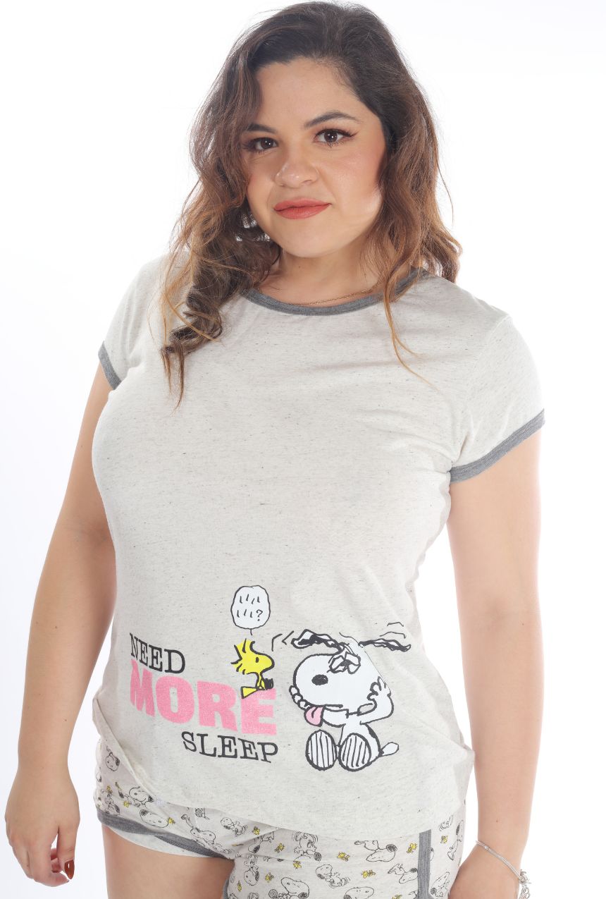 Dale un toque divertido a tus noches con esta pijama short y playera de manga corta de Snoopy & Woodstock. Diseñada para quienes buscan confort sin perder estilo, su tela suave y ligera garantiza un descanso placentero. El dúo icónico de Snoopy y Woodstock aporta un diseño único que encantará a todos los fanáticos. Ideal para dormir o pasar días relajados en casa, es la combinación perfecta de comodidad y personalidad.