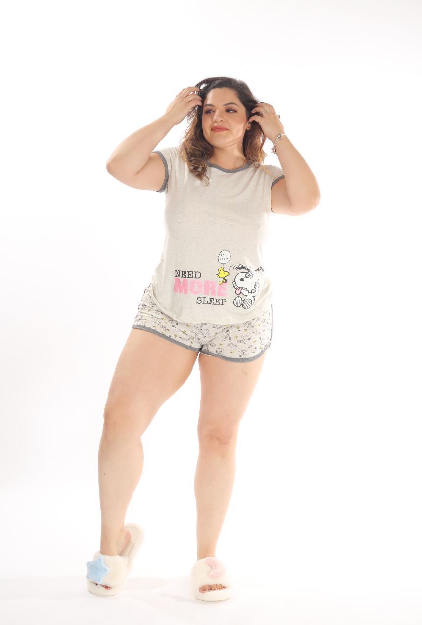 Dale un toque divertido a tus noches con esta pijama short y playera de manga corta de Snoopy & Woodstock. Diseñada para quienes buscan confort sin perder estilo, su tela suave y ligera garantiza un descanso placentero. El dúo icónico de Snoopy y Woodstock aporta un diseño único que encantará a todos los fanáticos. Ideal para dormir o pasar días relajados en casa, es la combinación perfecta de comodidad y personalidad.