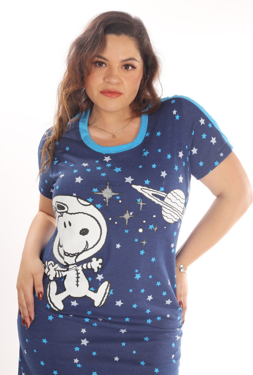 El pijama camisón de manga corta azul con estrellas de Snoopy combina comodidad y diseño encantador en una sola prenda. Su tela suave y ligera es ideal para disfrutar de noches relajadas, mientras que el estampado de estrellas y el adorable Snoopy añaden un toque especial y divertido. Perfecto para quienes buscan una opción práctica y cómoda para dormir sin renunciar a su estilo único.