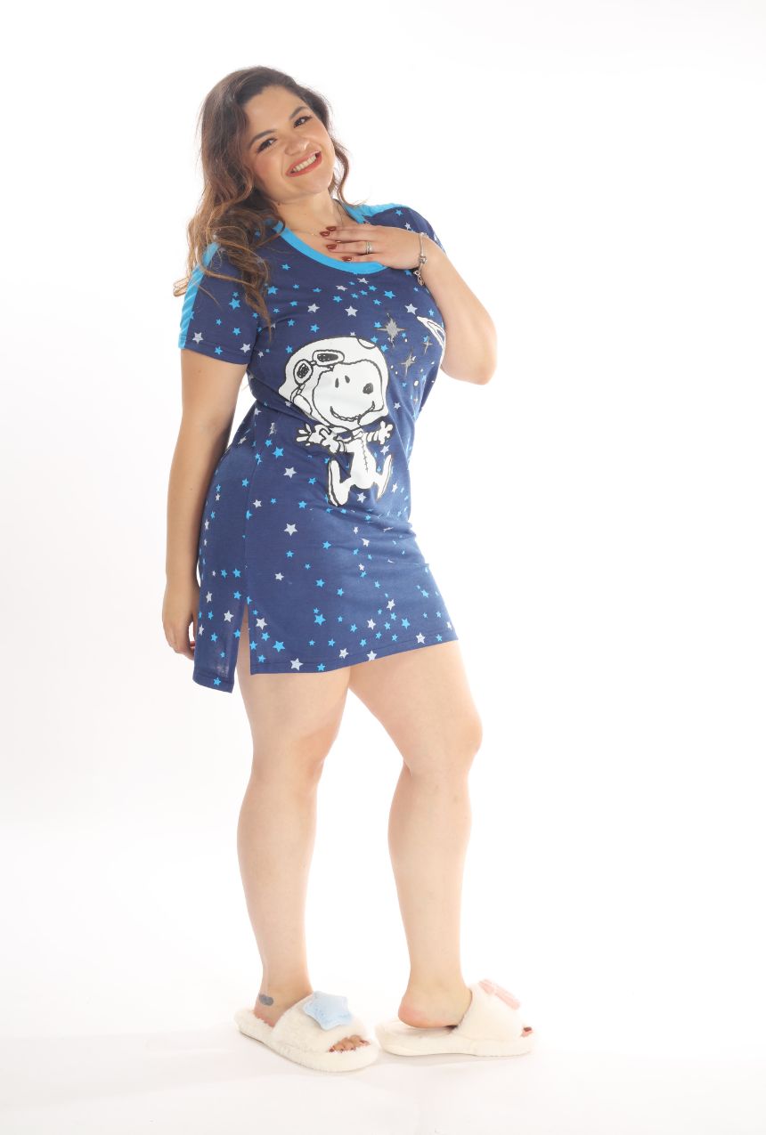 El pijama camisón de manga corta azul con estrellas de Snoopy combina comodidad y diseño encantador en una sola prenda. Su tela suave y ligera es ideal para disfrutar de noches relajadas, mientras que el estampado de estrellas y el adorable Snoopy añaden un toque especial y divertido. Perfecto para quienes buscan una opción práctica y cómoda para dormir sin renunciar a su estilo único.