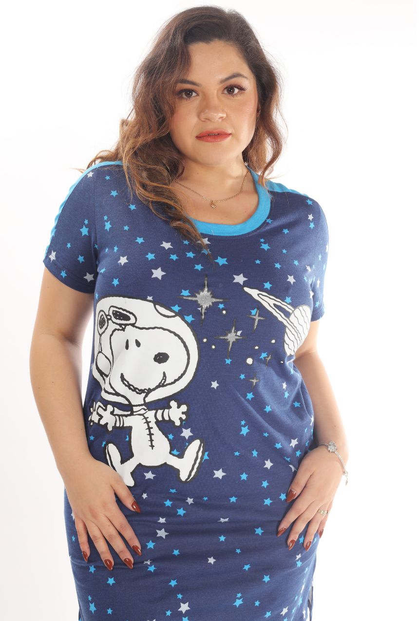 El pijama camisón de manga corta azul con estrellas de Snoopy combina comodidad y diseño encantador en una sola prenda. Su tela suave y ligera es ideal para disfrutar de noches relajadas, mientras que el estampado de estrellas y el adorable Snoopy añaden un toque especial y divertido. Perfecto para quienes buscan una opción práctica y cómoda para dormir sin renunciar a su estilo único.