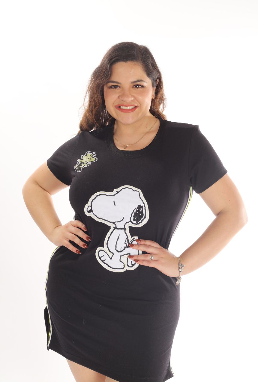 El pijama camisón de manga corta negro con amarillo de Snoopy es perfecto para quienes buscan combinar estilo y comodidad. Confeccionado con materiales suaves, este camisón destaca por su diseño único en tonos negro y amarillo, decorado con el icónico Snoopy. Ideal para noches relajadas o momentos de descanso en casa, su ajuste ligero y fresco asegura una experiencia cómoda y llena de encanto.