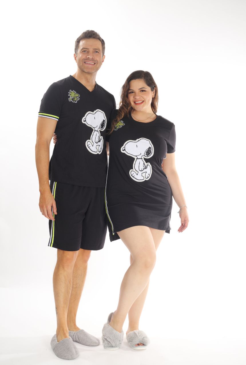 El pijama camisón de manga corta negro con amarillo de Snoopy es perfecto para quienes buscan combinar estilo y comodidad. Confeccionado con materiales suaves, este camisón destaca por su diseño único en tonos negro y amarillo, decorado con el icónico Snoopy. Ideal para noches relajadas o momentos de descanso en casa, su ajuste ligero y fresco asegura una experiencia cómoda y llena de encanto.