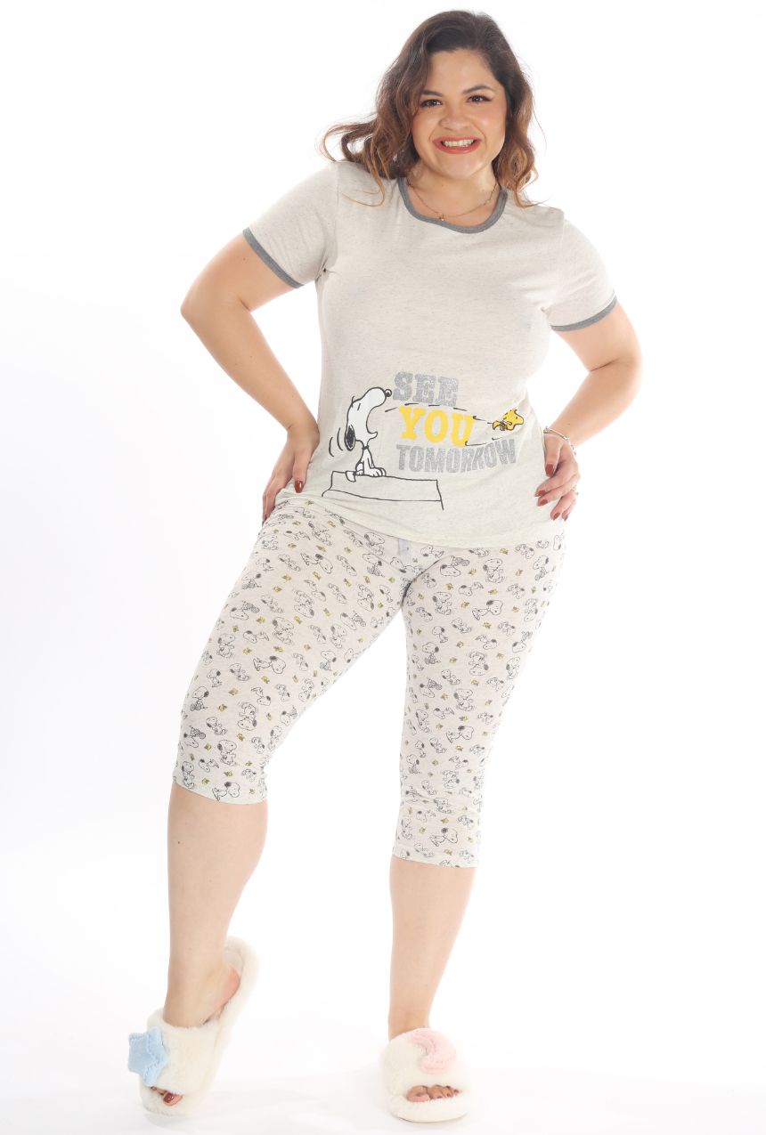 La pijama capri con playera manga corta de Snoopy & Woodstock es la elección ideal para quienes buscan comodidad y un diseño encantador. Confeccionada con materiales suaves y transpirables, esta pijama combina un pantalón capri cómodo con una playera de manga corta que presenta a Snoopy & Woodstock, los personajes favoritos de todos. Perfecta para noches de descanso o días relajados en casa, esta pijama es práctica, ligera y llena de estilo.