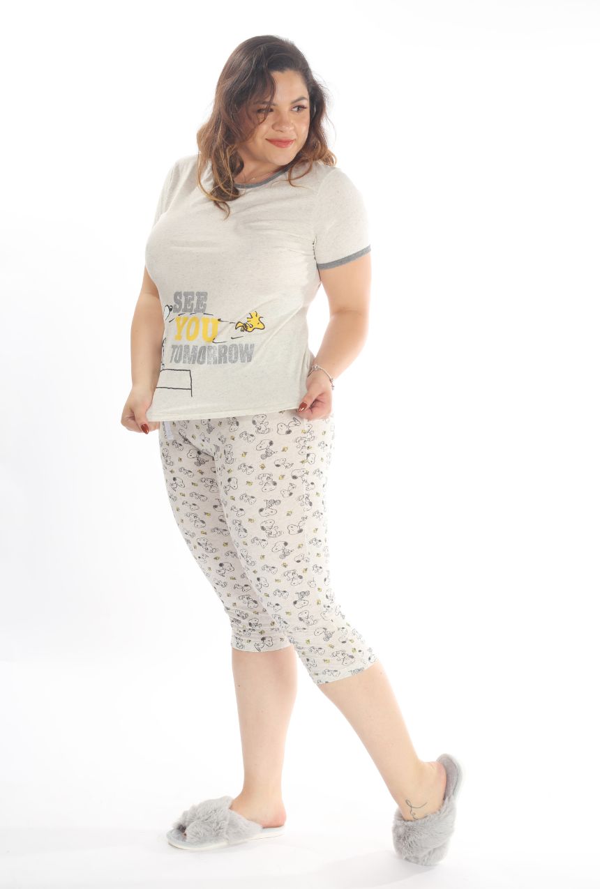 La pijama capri con playera manga corta de Snoopy & Woodstock es la elección ideal para quienes buscan comodidad y un diseño encantador. Confeccionada con materiales suaves y transpirables, esta pijama combina un pantalón capri cómodo con una playera de manga corta que presenta a Snoopy & Woodstock, los personajes favoritos de todos. Perfecta para noches de descanso o días relajados en casa, esta pijama es práctica, ligera y llena de estilo.