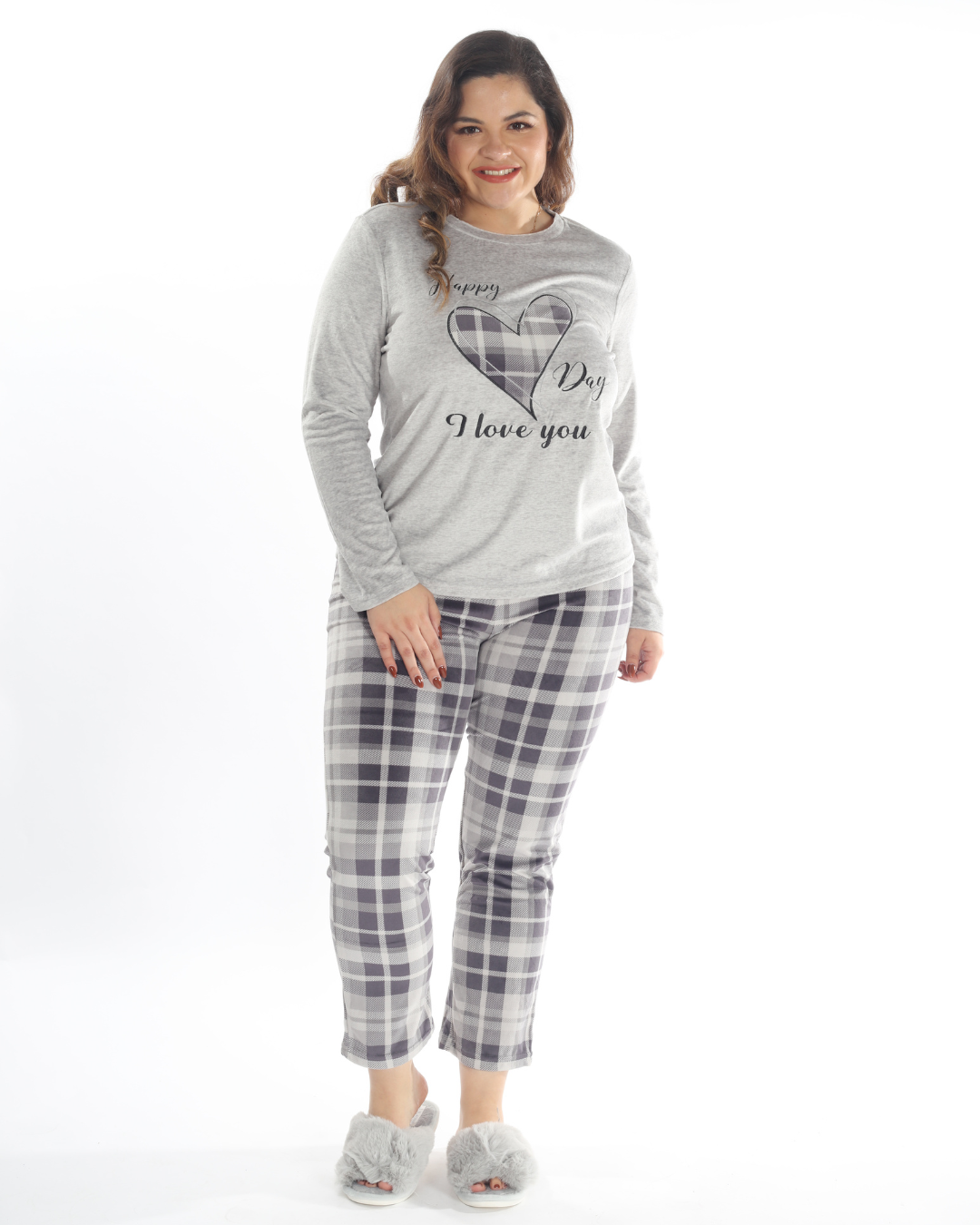 La pijama de pantalón de cuadros gris y playera de manga larga es la elección ideal para quienes buscan comodidad y estilo. Con un pantalón de cuadros suave y una playera de manga larga, este conjunto te mantendrá cálida y relajada en todo momento. Su diseño clásico y elegante es perfecto para quienes disfrutan de la comodidad sin sacrificar el estilo, ideal para noches frescas o tardes de descanso en casa.