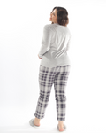 La pijama de pantalón de cuadros gris y playera de manga larga es la elección ideal para quienes buscan comodidad y estilo. Con un pantalón de cuadros suave y una playera de manga larga, este conjunto te mantendrá cálida y relajada en todo momento. Su diseño clásico y elegante es perfecto para quienes disfrutan de la comodidad sin sacrificar el estilo, ideal para noches frescas o tardes de descanso en casa.