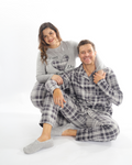 La pijama de pantalón de cuadros gris y playera de manga larga es la elección ideal para quienes buscan comodidad y estilo. Con un pantalón de cuadros suave y una playera de manga larga, este conjunto te mantendrá cálida y relajada en todo momento. Su diseño clásico y elegante es perfecto para quienes disfrutan de la comodidad sin sacrificar el estilo, ideal para noches frescas o tardes de descanso en casa.