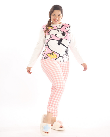 La pijama cuadros vichy rosa y playera manga larga de Snoopy combina el toque clásico de los cuadros con el encanto del icónico personaje. El pantalón de cuadros vichy rosa es ligero y cómodo, mientras que la playera de manga larga con Snoopy ofrece una sensación suave y agradable. Ideal para noches frescas o días de descanso, este conjunto es perfecto para quienes buscan comodidad y un diseño divertido.