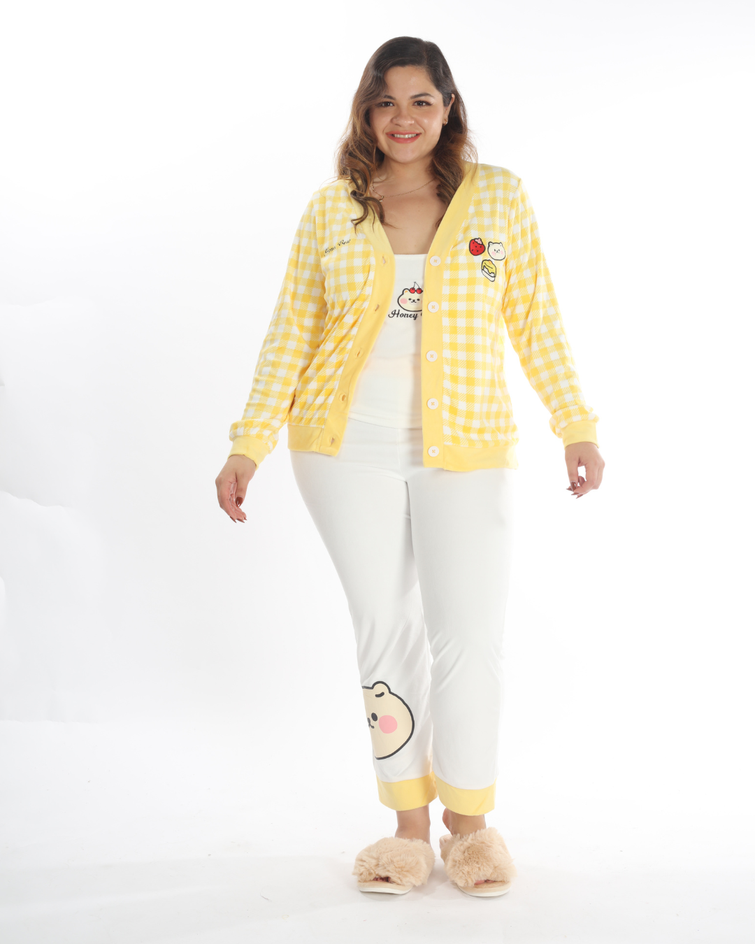 La pijama de 3 piezas Osito Cutie Pie con pantalón blanco es perfecta para quienes buscan un conjunto práctico, suave y lleno de ternura. Incluye un pantalón blanco cómodo, una camiseta con un encantador diseño de osito y una chaqueta o prenda adicional que completa el look. Ideal para descansar o dormir con estilo, esta pijama es la opción perfecta para quienes aman la comodidad sin perder lo adorable.