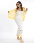 La pijama de 3 piezas Osito Cutie Pie con pantalón blanco es perfecta para quienes buscan un conjunto práctico, suave y lleno de ternura. Incluye un pantalón blanco cómodo, una camiseta con un encantador diseño de osito y una chaqueta o prenda adicional que completa el look. Ideal para descansar o dormir con estilo, esta pijama es la opción perfecta para quienes aman la comodidad sin perder lo adorable.