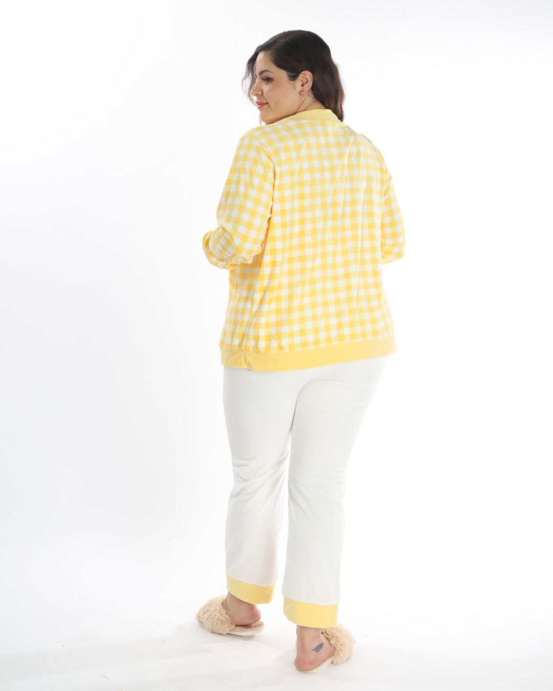 La pijama de 3 piezas Osito Cutie Pie con pantalón blanco es perfecta para quienes buscan un conjunto práctico, suave y lleno de ternura. Incluye un pantalón blanco cómodo, una camiseta con un encantador diseño de osito y una chaqueta o prenda adicional que completa el look. Ideal para descansar o dormir con estilo, esta pijama es la opción perfecta para quienes aman la comodidad sin perder lo adorable.