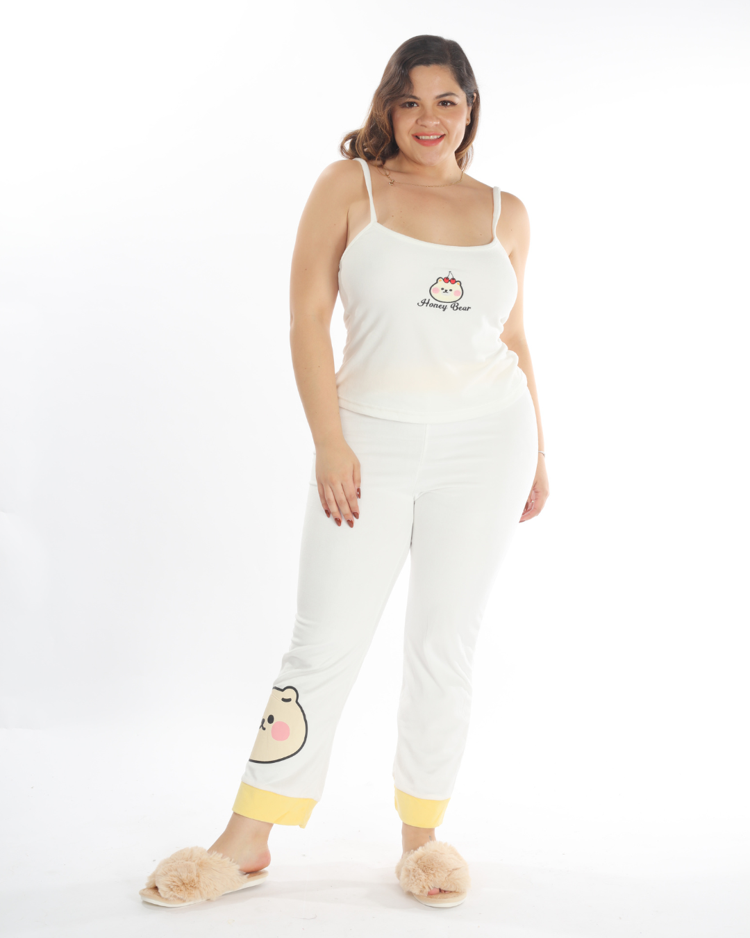 La pijama de 3 piezas Osito Cutie Pie con pantalón blanco es perfecta para quienes buscan un conjunto práctico, suave y lleno de ternura. Incluye un pantalón blanco cómodo, una camiseta con un encantador diseño de osito y una chaqueta o prenda adicional que completa el look. Ideal para descansar o dormir con estilo, esta pijama es la opción perfecta para quienes aman la comodidad sin perder lo adorable.