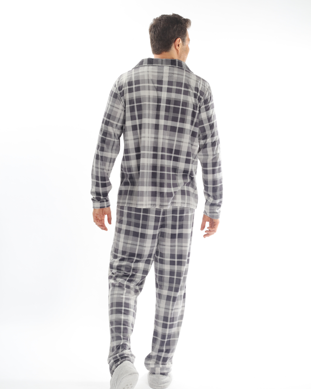 La pijama para hombre de pantalón de cuadros gris y suéter es la opción ideal para quienes buscan comodidad y estilo. El pantalón de cuadros es suave y ligero, mientras que el suéter ofrece una sensación cálida y acogedora. Este conjunto es perfecto para dormir o relajarte en casa, proporcionando un look clásico y cómodo para descansar con total confort.