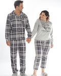 La pijama para hombre de pantalón de cuadros gris y suéter es la opción ideal para quienes buscan comodidad y estilo. El pantalón de cuadros es suave y ligero, mientras que el suéter ofrece una sensación cálida y acogedora. Este conjunto es perfecto para dormir o relajarte en casa, proporcionando un look clásico y cómodo para descansar con total confort.