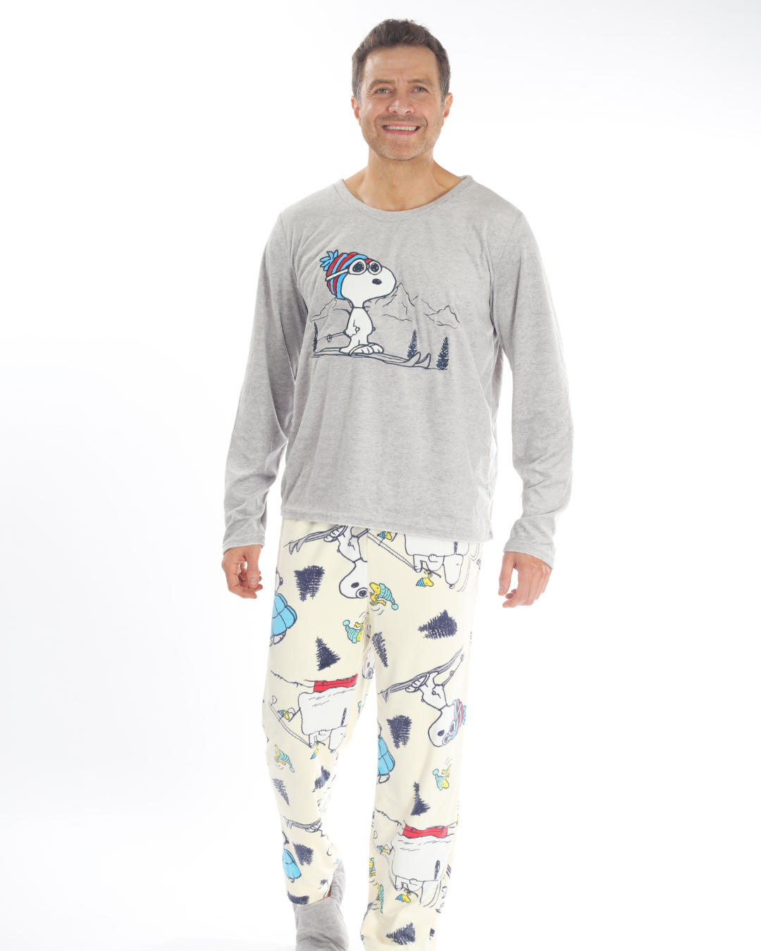 La pijama navideña blanca de hombre con pantalón y suéter de Snoopy es ideal para disfrutar de las fiestas con estilo y comodidad. El conjunto incluye un pantalón ligero y un suéter suave, ambos decorados con un diseño festivo protagonizado por Snoopy. Perfecta para noches acogedoras en casa o para compartir momentos especiales en familia, esta pijama combina el espíritu navideño con la practicidad y el confort que buscas.