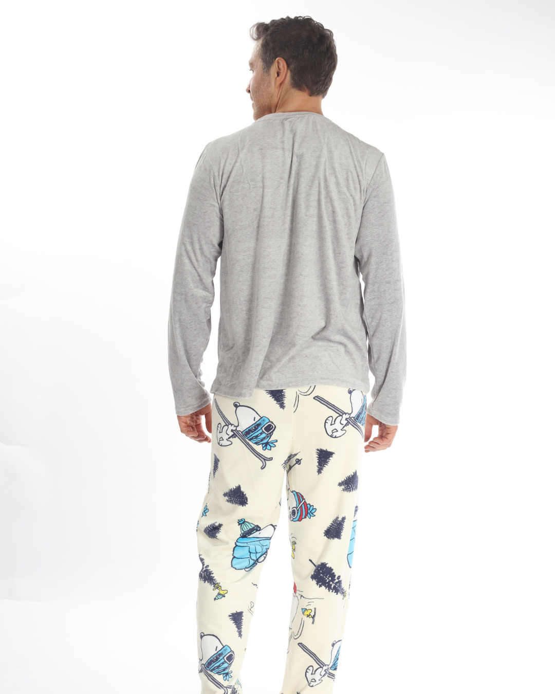 La pijama navideña blanca de hombre con pantalón y suéter de Snoopy es ideal para disfrutar de las fiestas con estilo y comodidad. El conjunto incluye un pantalón ligero y un suéter suave, ambos decorados con un diseño festivo protagonizado por Snoopy. Perfecta para noches acogedoras en casa o para compartir momentos especiales en familia, esta pijama combina el espíritu navideño con la practicidad y el confort que buscas.